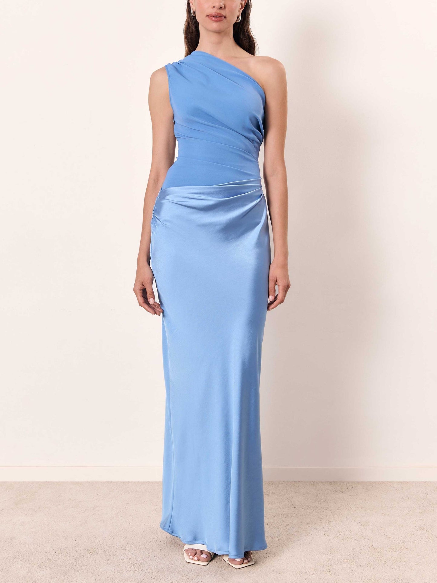 Socorro | Elegantes Maxikleid mit einem Schulterriemen und plissiertem Kragen