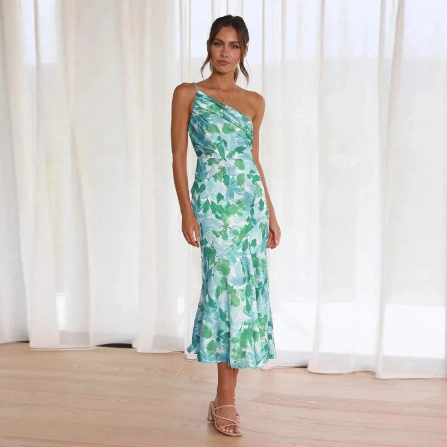 Carla | Maxikleid für den Sommer mit asymmetrischem Schnitt und Blumenmuster