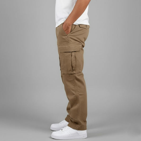 Pantalones cargo de corte relajado con bolsillos laterales