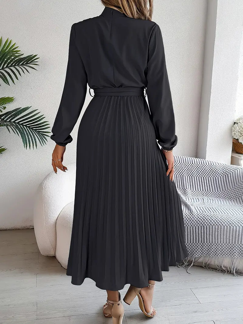 Rhea | Plissiertes Kleid mit langen Ärmeln und Gürtel