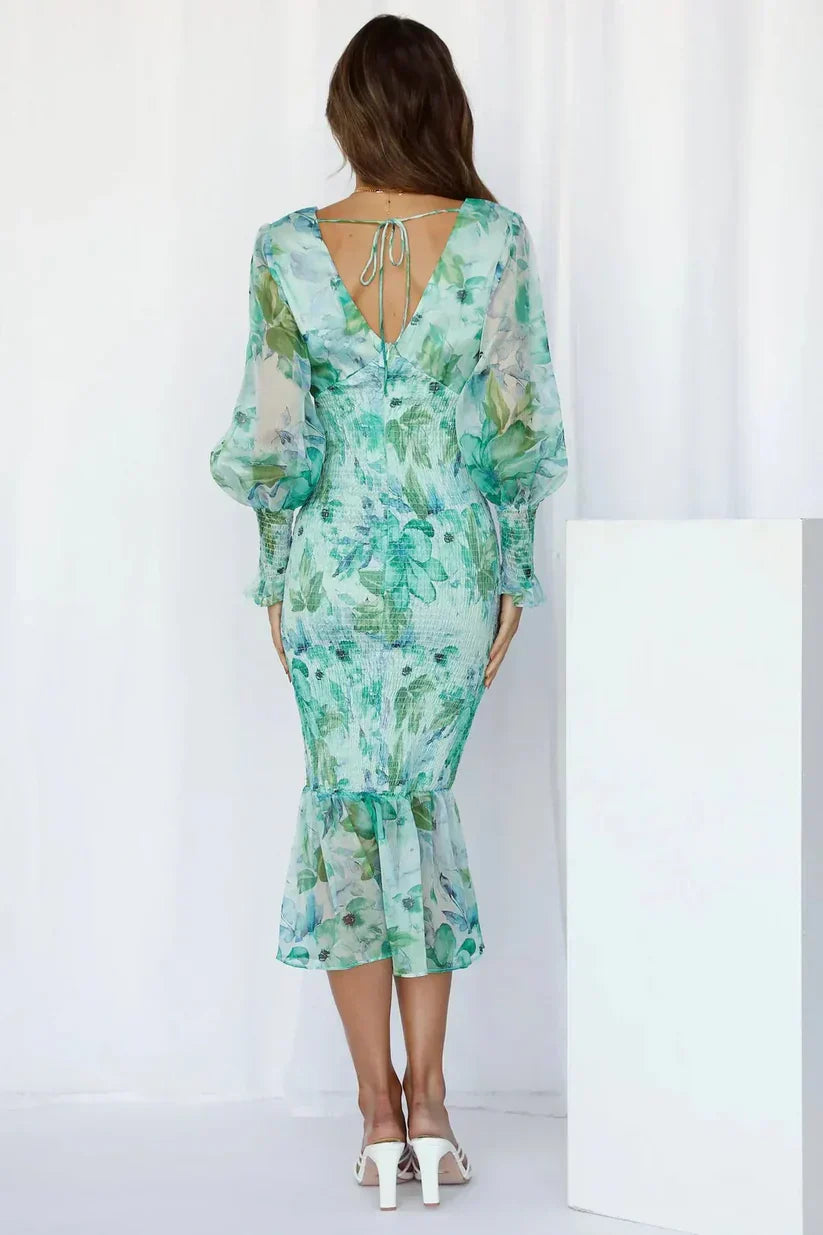 Genoveva | Robe midi fleurie pour invitée de mariage avec décolleté en V