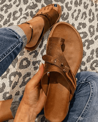 Noa | Sandalias planas para mujer con anillo en dedo y tiras