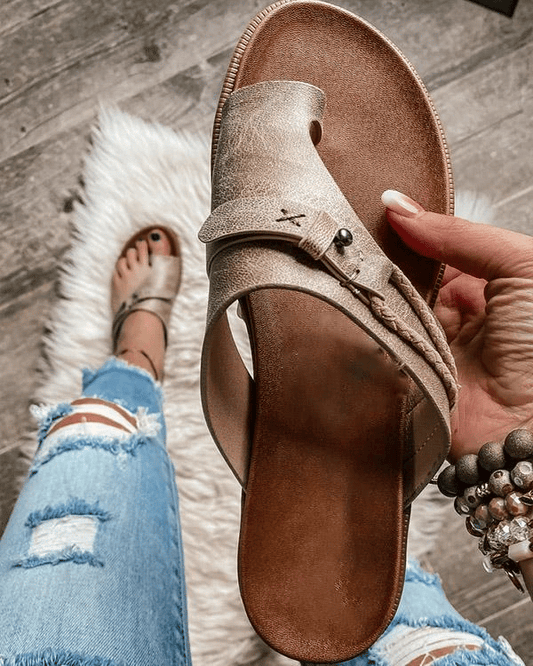 Noa | Sandalias planas para mujer con anillo en dedo y tiras