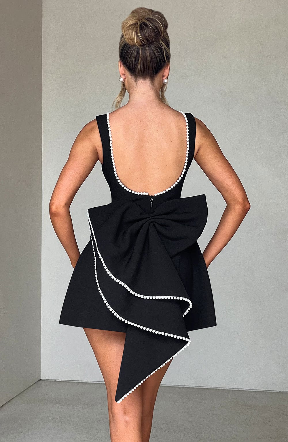 Irune | Vestido mini estructurado para mujer invitada de boda