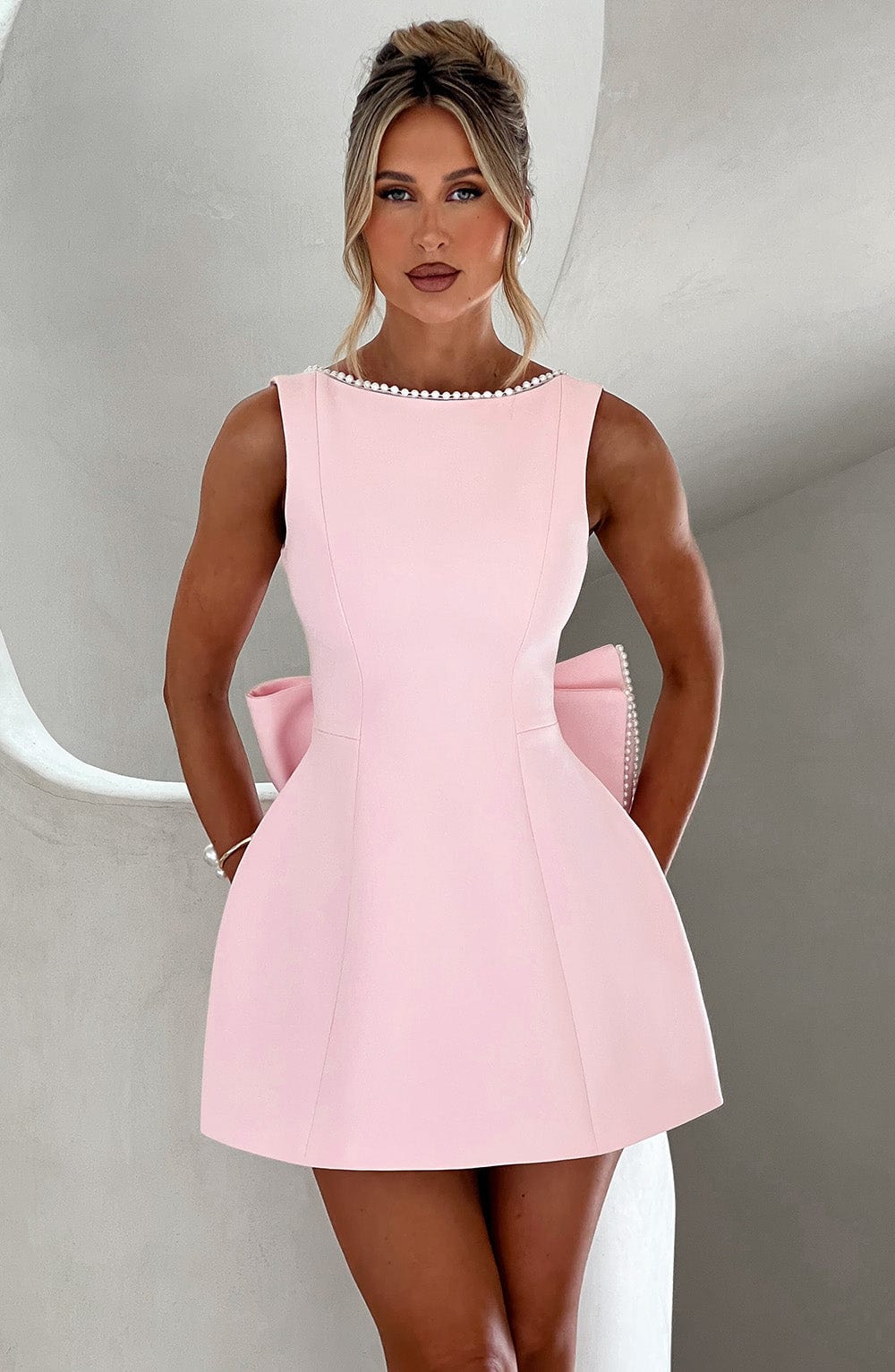 Tania | Vestido mini para mujer sin mangas con perlas y corte A