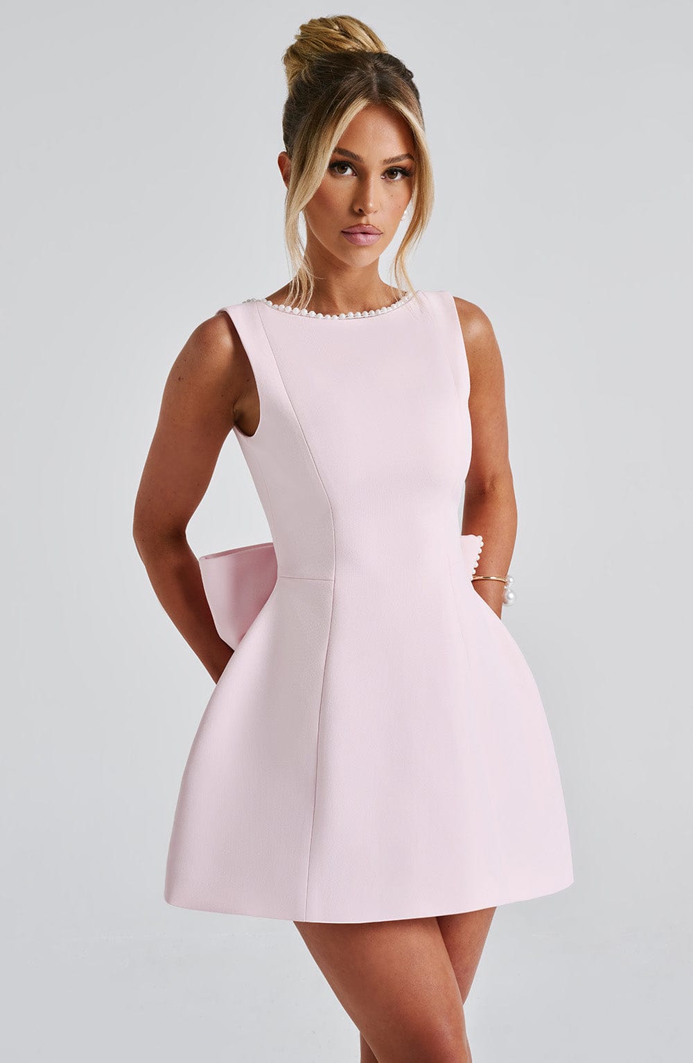 Tania | Vestido mini para mujer sin mangas con perlas y corte A