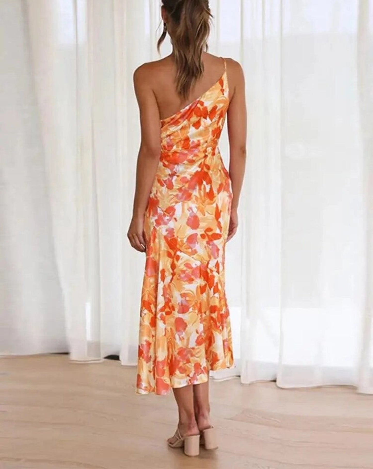 Carla | Maxikleid für den Sommer mit asymmetrischem Schnitt und Blumenmuster