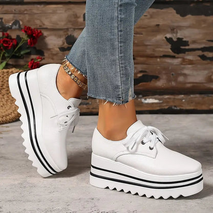 Calvera | Zapatillas para mujer con plataforma y cordones y diseño moderno