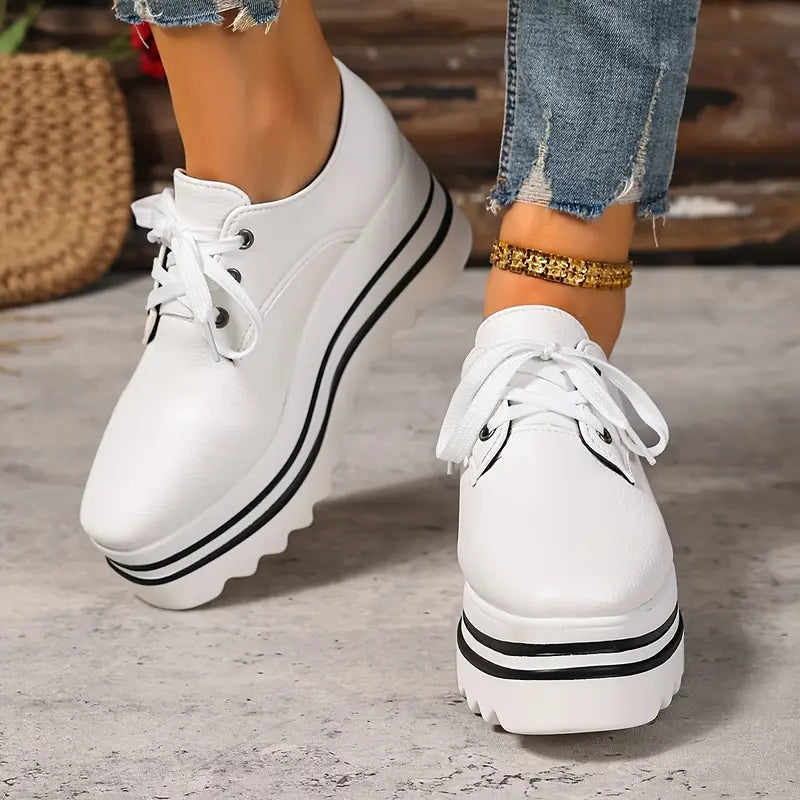 Calvera | Zapatillas para mujer con plataforma y cordones y diseño moderno