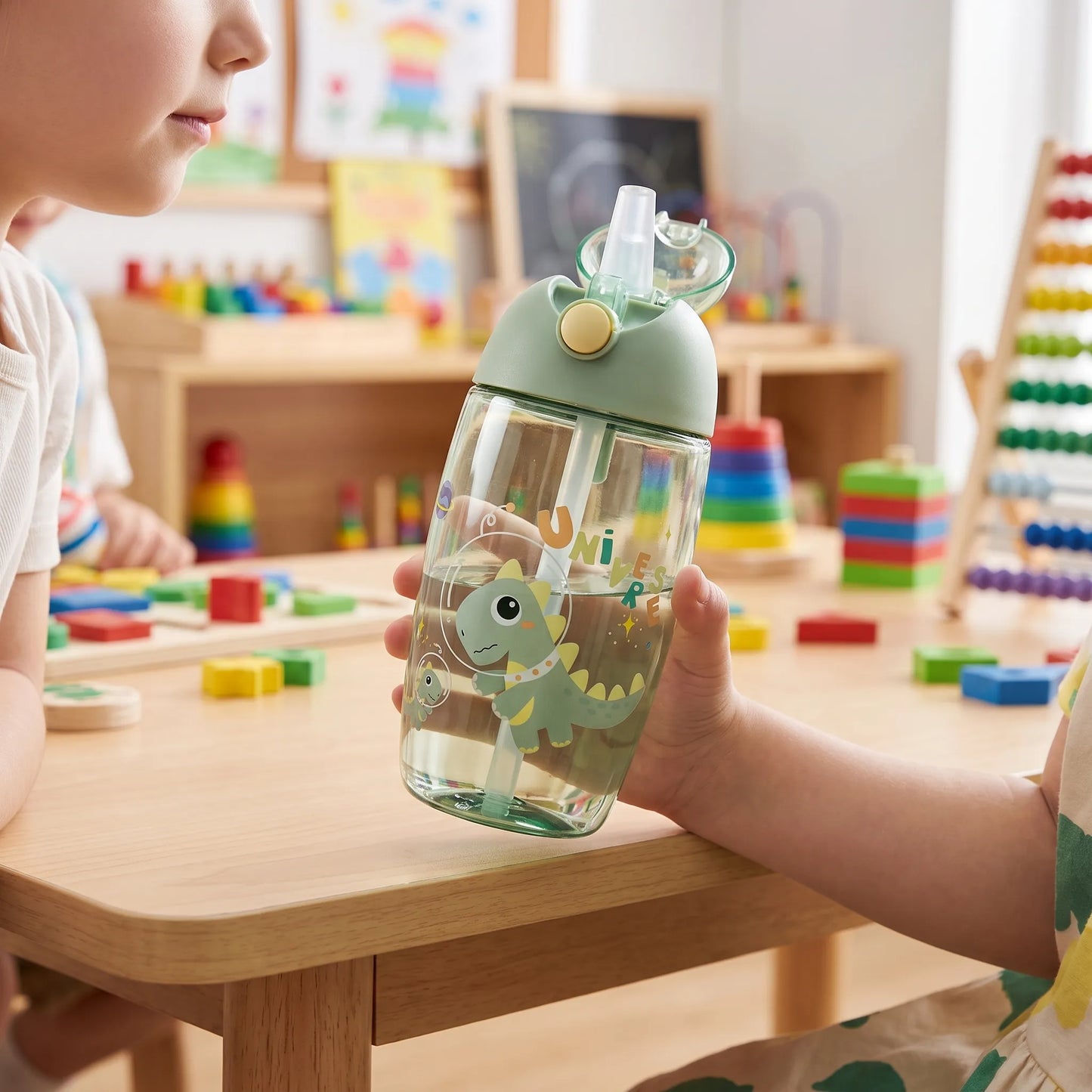 Emi | Wiederverwendbare Kinderflasche mit Dinosaurier und Strohhalm