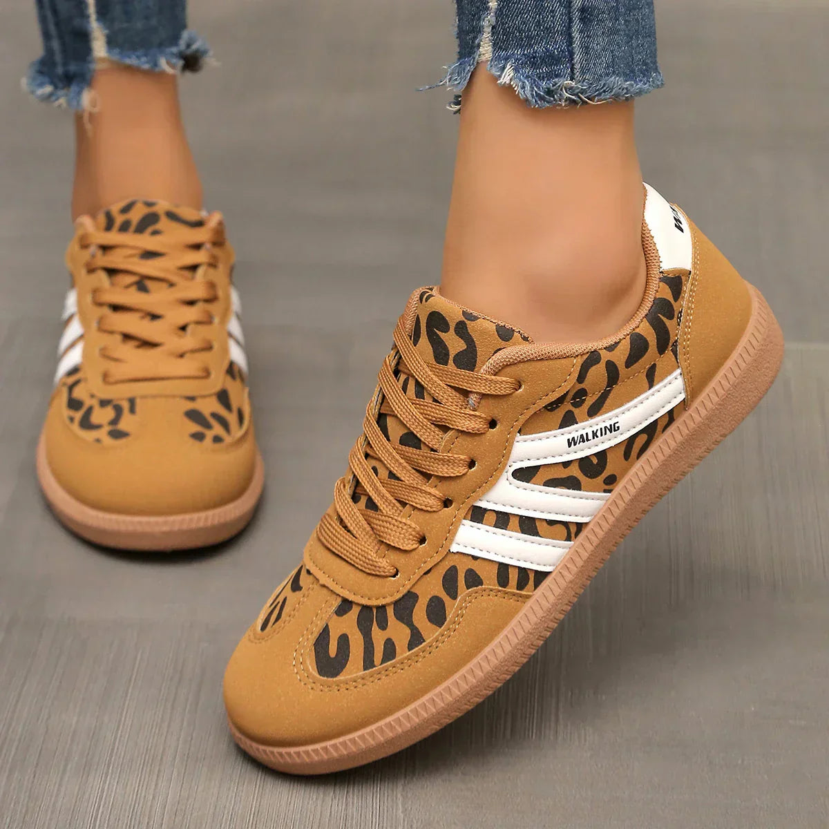 María | Zapatillas para mujer con cordones y suela plana marrón
