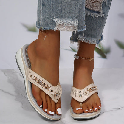 Tarsila | Keilsandaletten für Damen mit dekorativen Riemen | Elegant