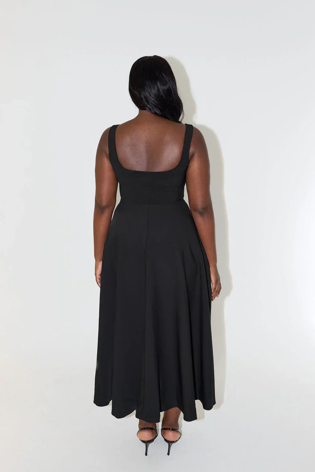 Sergia | Robe midi taille haute avec décolleté carré