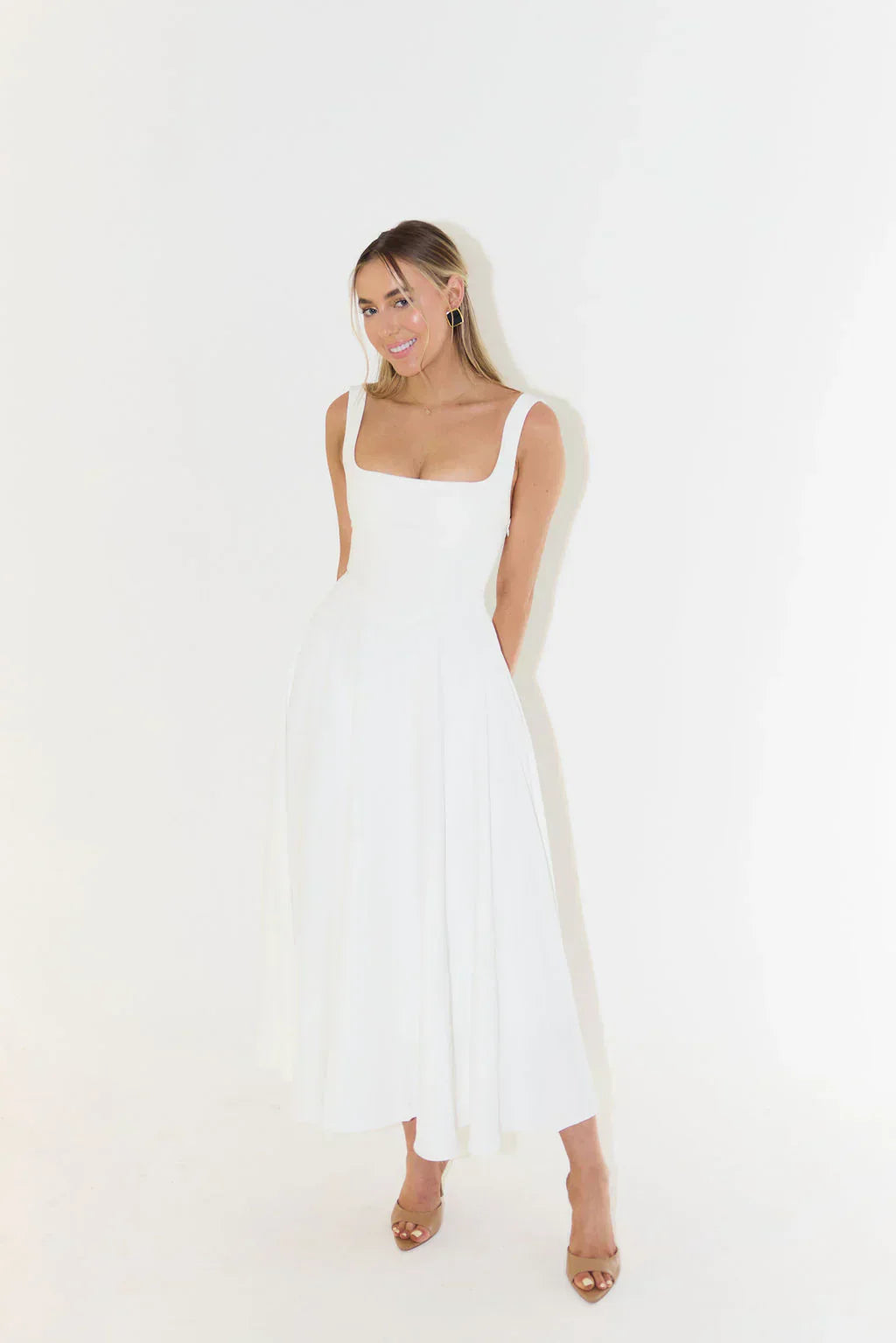 Sergia | Robe midi taille haute avec décolleté carré
