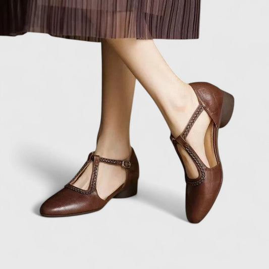 Delia | sandalias planas elegantes con tira en T y diseño cerrado