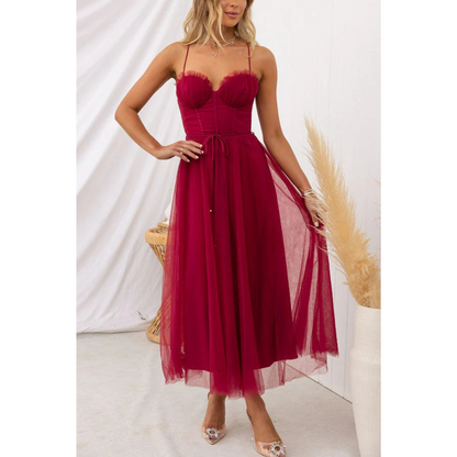 Quelina | Robe longue moderne pour femme à fines bretelles | Stylisée
