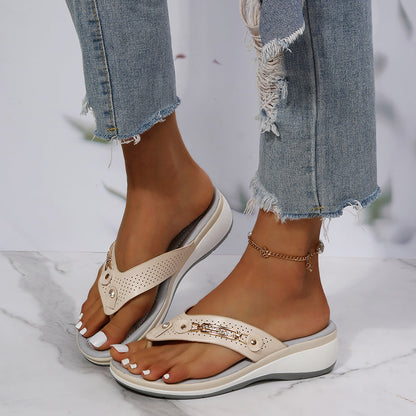 Tarsila | Keilsandaletten für Damen mit dekorativen Riemen | Elegant