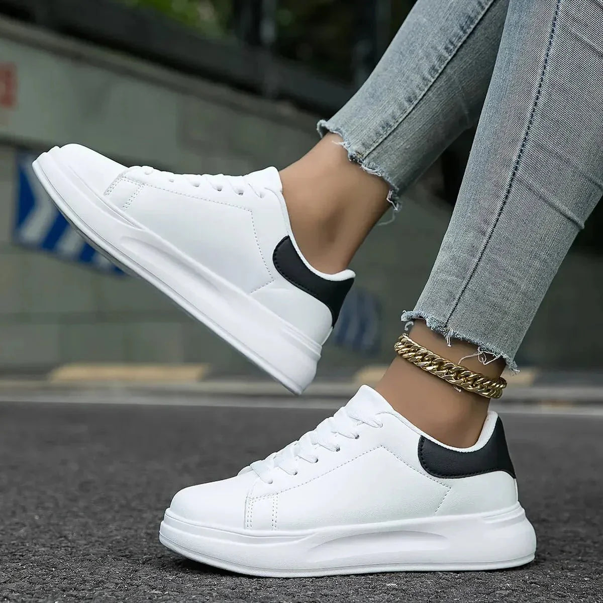 Dorelia | Zapatillas estilo urbano para mujer con diseño limpio y cordones