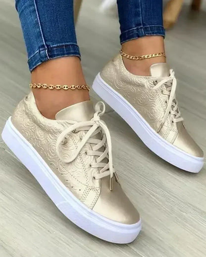 Selira | zapatillas con detalles dorados y cordones blancos