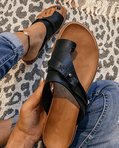 Noa | Sandalias planas para mujer con anillo en dedo y tiras