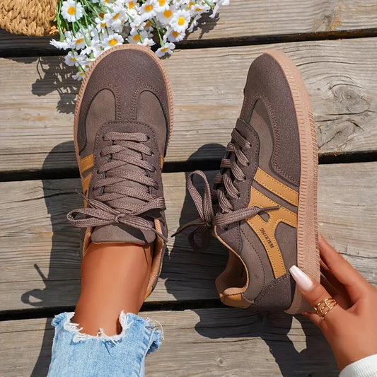 Marta | Zapatillas retro con cordones y diseño de suela plana