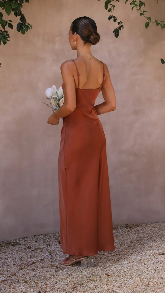 Faresia | Vestido maxi de satén con tirantes finos para mujer de primavera