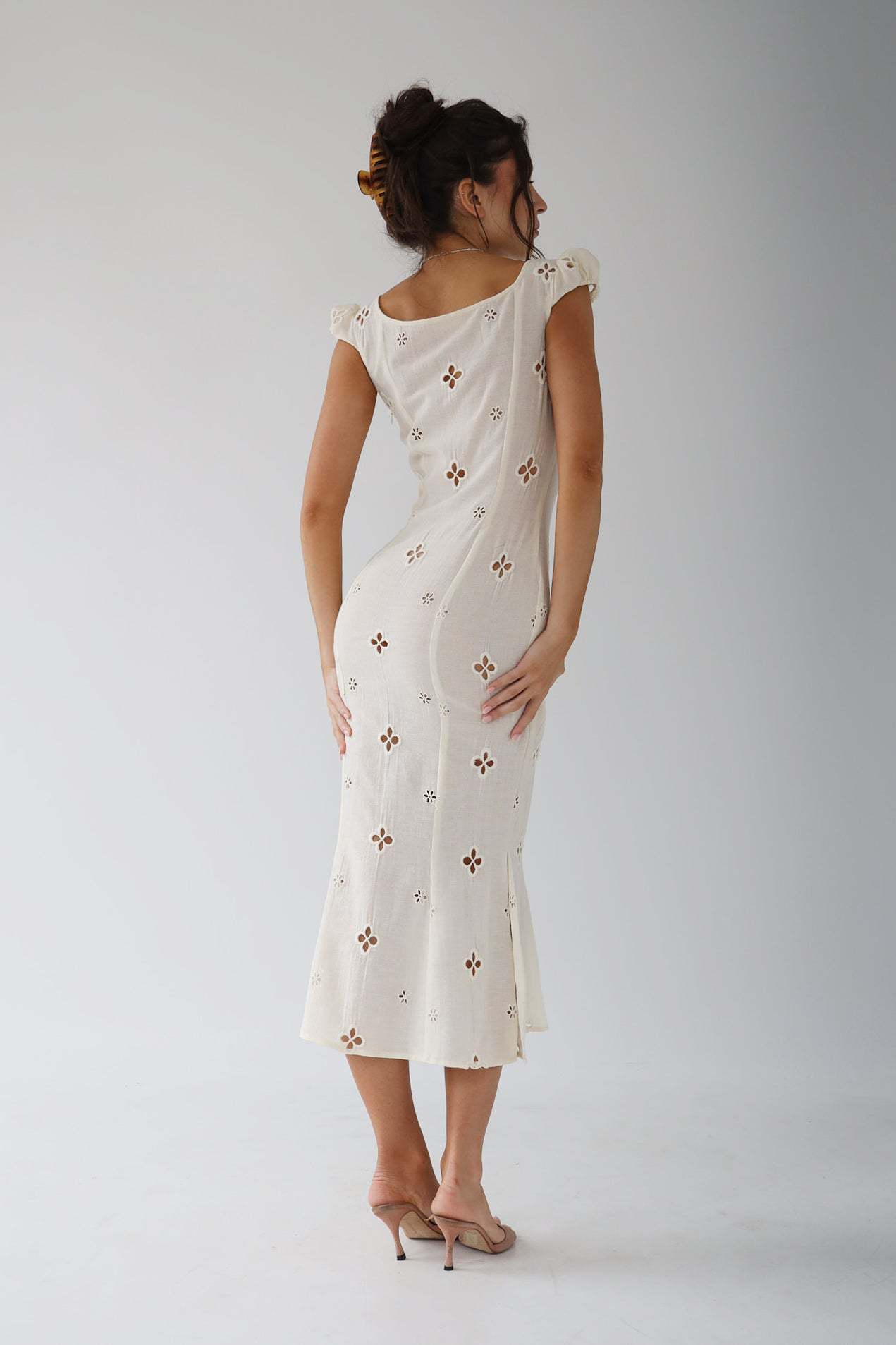 Aurelia | Vestido midi de boda con bordado y tirantes finos para mujer