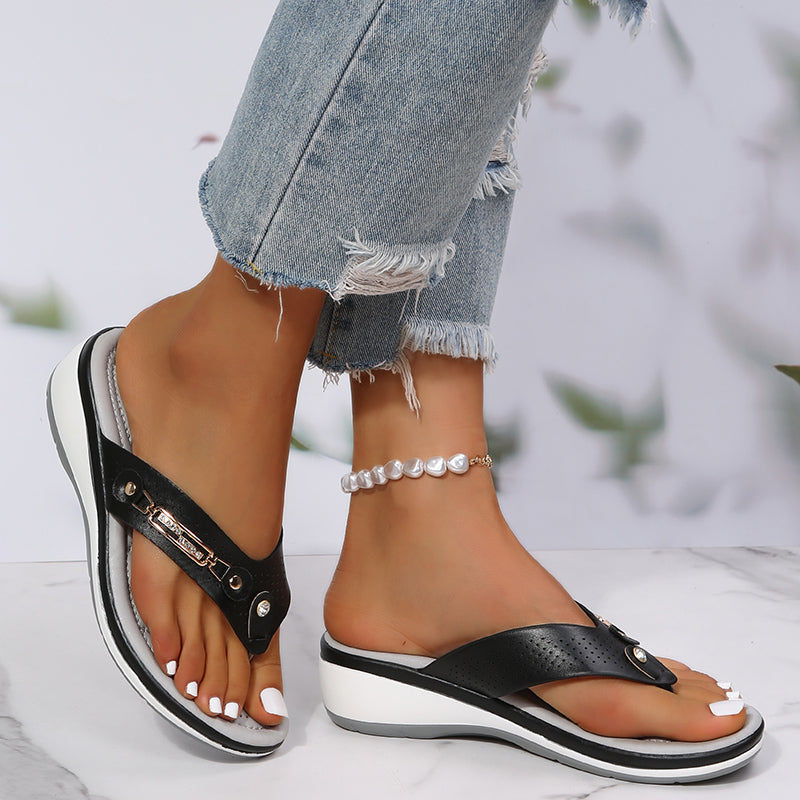 Tarsila | Keilsandaletten für Damen mit dekorativen Riemen | Elegant