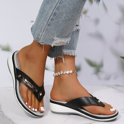 Tarsila | Keilsandaletten für Damen mit dekorativen Riemen | Elegant
