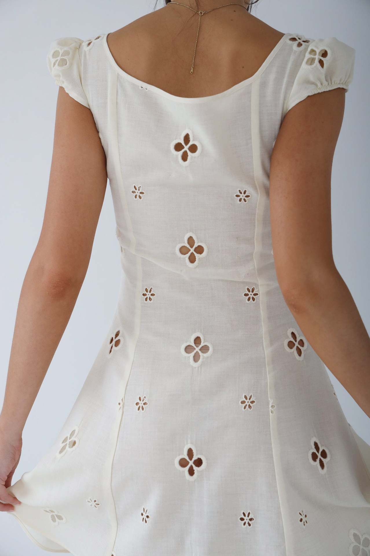 Aurelia | Vestido midi de boda con bordado y tirantes finos para mujer