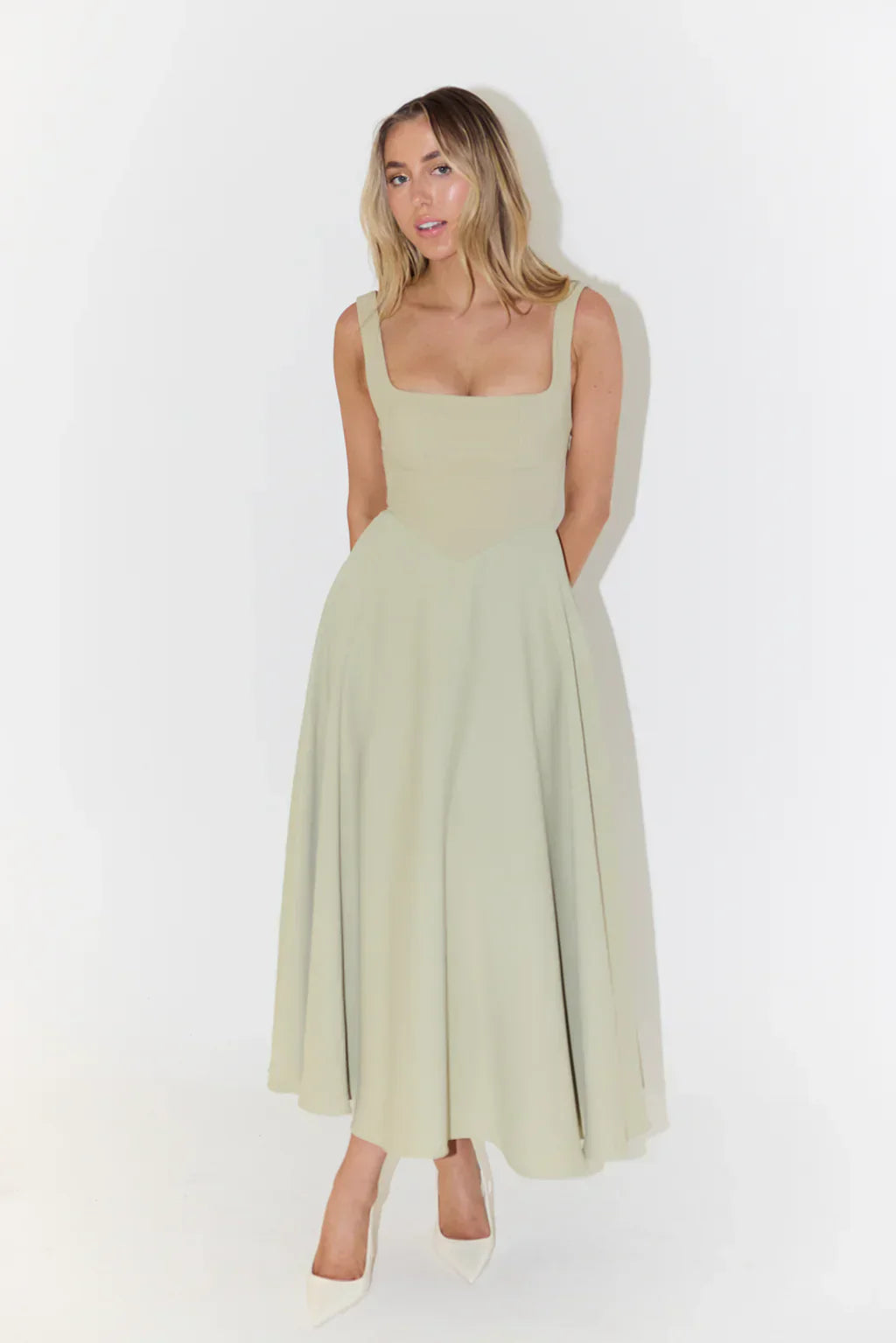 Sergia | Robe midi taille haute avec décolleté carré