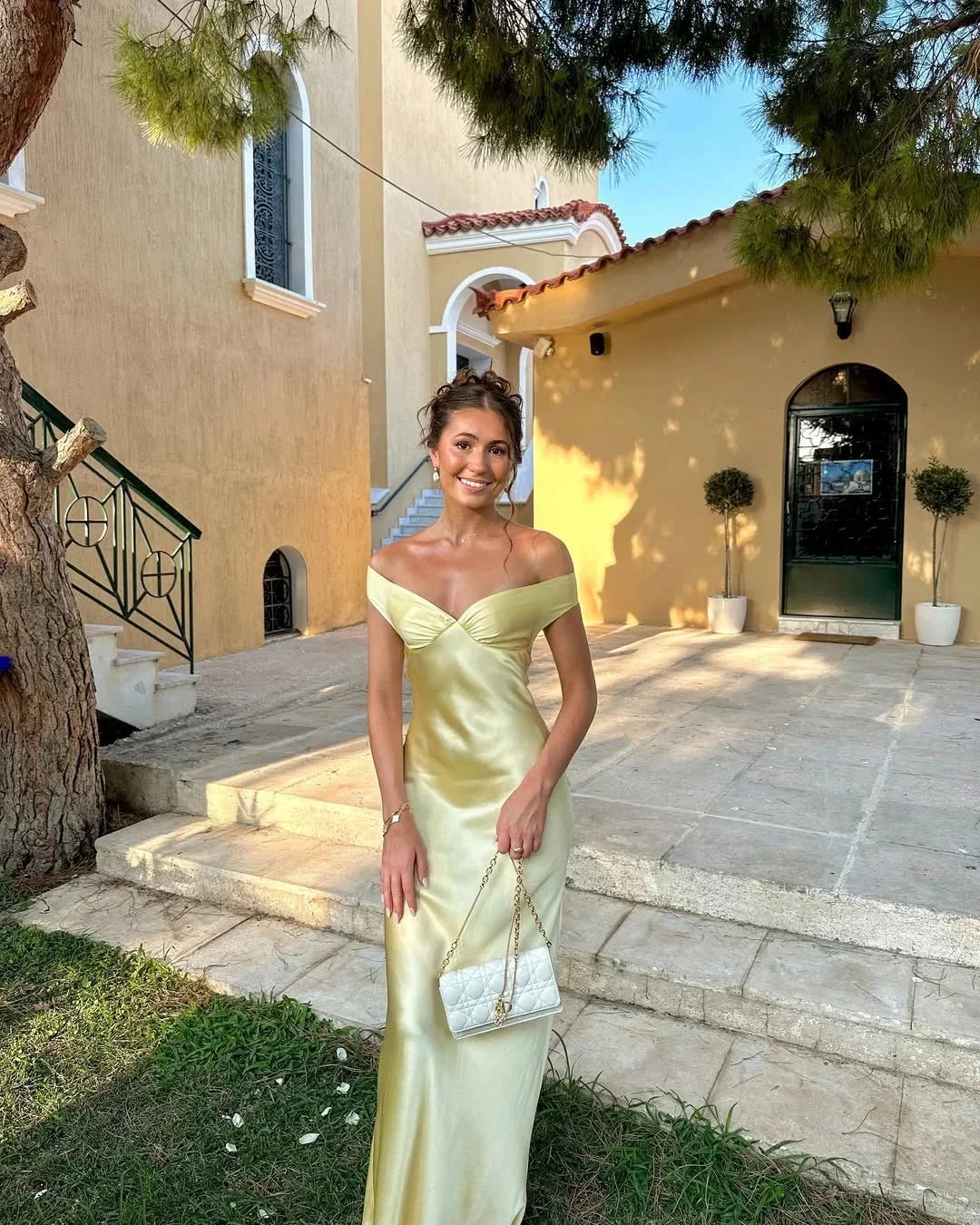 Rosario | Langes Kleid mit schulterfreiem Schnitt und satinierter Oberfläche  