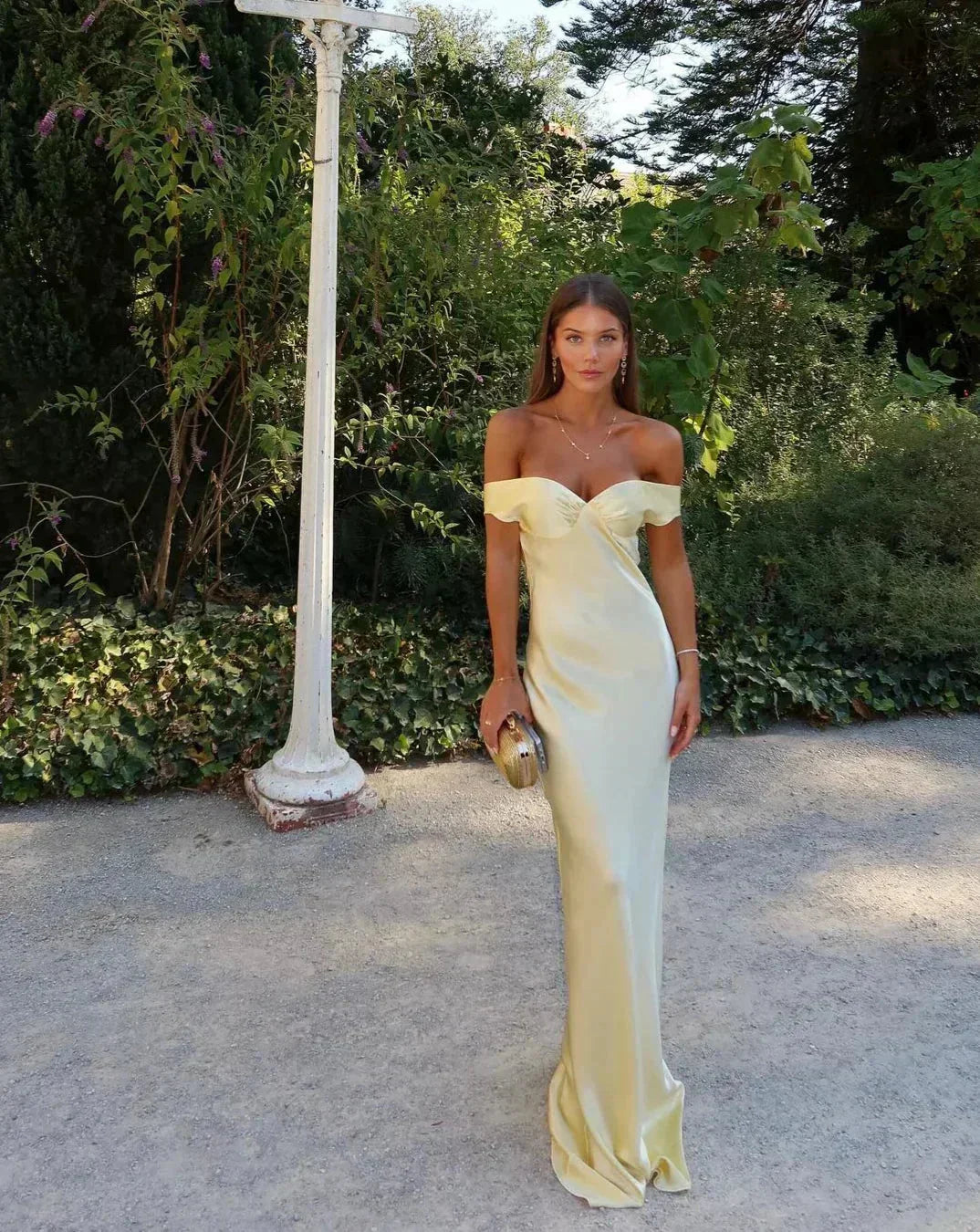 Rosario | Langes Kleid mit schulterfreiem Schnitt und satinierter Oberfläche  